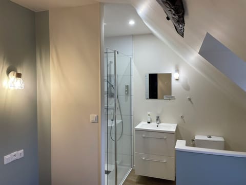 Standard Room | Bathroom | Hair dryer, towels
