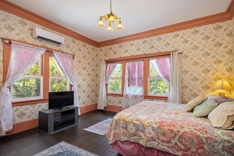 Baldwin | Individually decorated, individually furnished, free WiFi, bed sheets