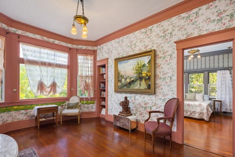 Guild Master Suite | Living area