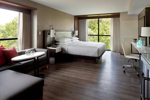 Executive Room, 1 Double Bed | Hypo-allergenic bedding, in-room safe, desk, laptop workspace