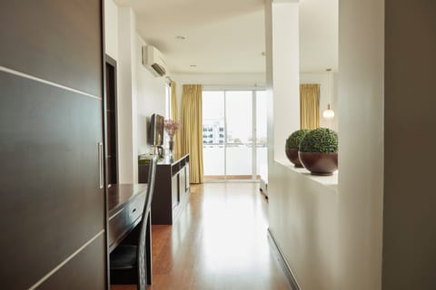 Deluxe Jacuzzi | Minibar, desk, blackout drapes, soundproofing
