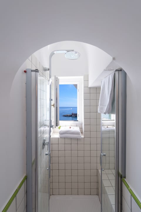 Superior Double Room, Sea View | Bathroom | Shower, rainfall showerhead, hair dryer, bidet