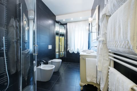Suite | Bathroom | Shower, rainfall showerhead, free toiletries, hair dryer