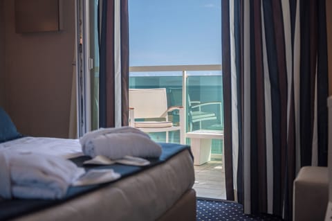 Comfort Double Room, Sea View | Minibar, in-room safe, individually decorated, individually furnished