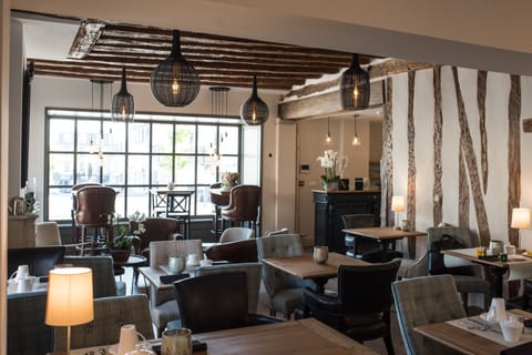 Daily continental breakfast (EUR 18 per person)