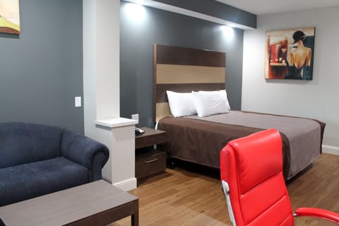 Standard Room, 1 King Bed, Non Smoking, Refrigerator & Microwave | Premium bedding, desk, soundproofing, iron/ironing board