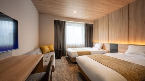 Premium Twin Room, Non Smoking | Desk, laptop workspace, free WiFi, bed sheets