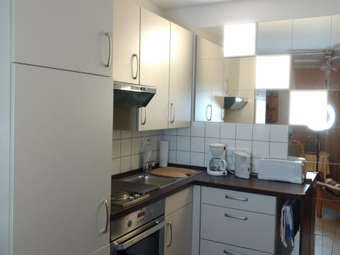 Classic Studio, 1 Double Bed, Non Smoking, Kitchen (Studio mit Küche & Badmitbenutzung) | Private kitchen | Coffee/tea maker, electric kettle, eco-friendly cleaning products