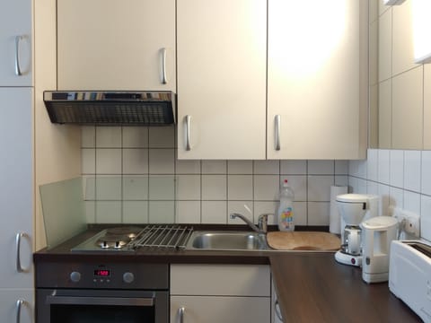 Classic Studio, 1 Double Bed, Non Smoking, Kitchen (Studio mit Küche & Badmitbenutzung) | Private kitchen | Coffee/tea maker, electric kettle, eco-friendly cleaning products