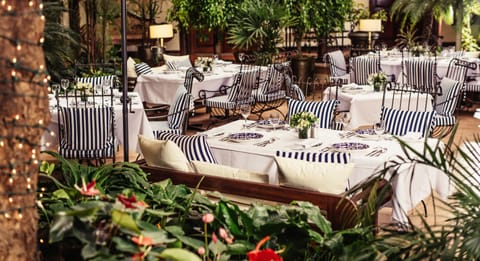 2 restaurants; breakfast, lunch, and dinner served