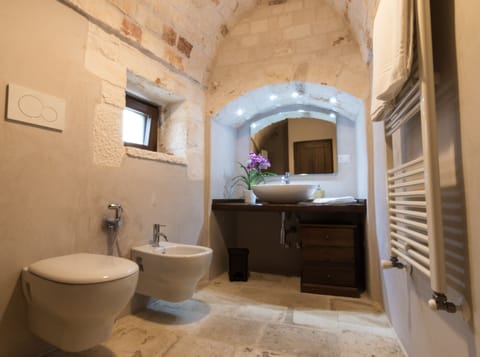 Apartment, 2 Bedrooms, Garden View | Bathroom | Shower, free toiletries, hair dryer, bathrobes