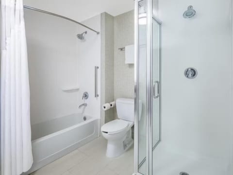 Standard Room, 1 King Bed, Roll-in Shower (Communications) | Bathroom | Combined shower/tub, towels