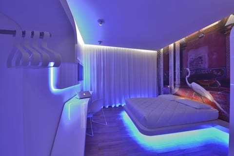 Comfort Triple Room | In-room safe, desk, soundproofing, iron/ironing board
