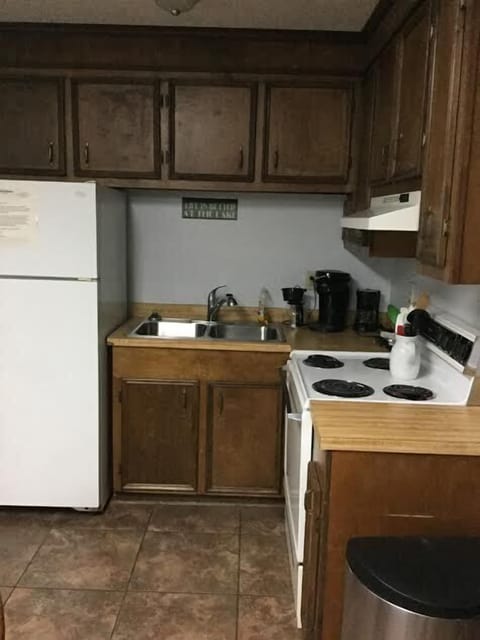 Fridge, coffee/tea maker