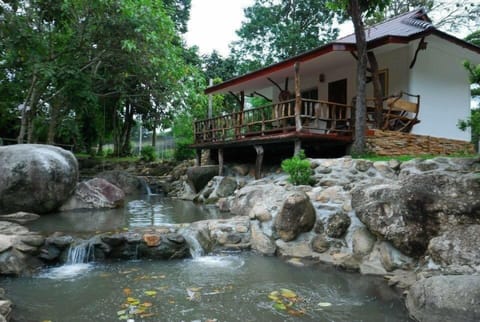 Deluxe Room | Desk, rollaway beds (surcharge), WiFi (free)