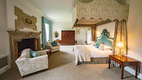 Egyptian cotton sheets, hypo-allergenic bedding, desk, free WiFi