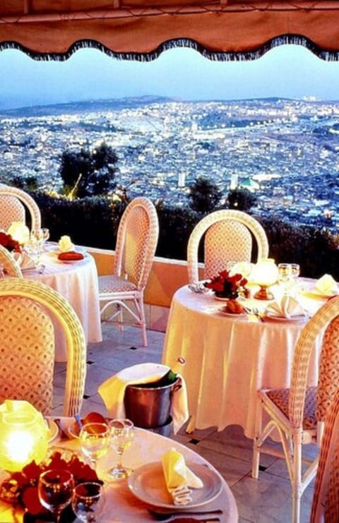 2 restaurants; breakfast, lunch, and dinner served