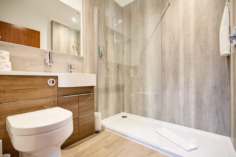 Combined shower/tub, hair dryer, towels