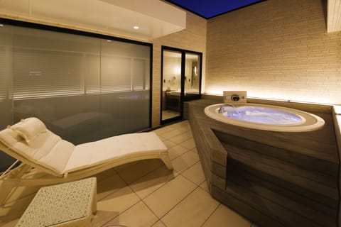 Premium Double Room, 1 King Bed, Jetted Tub | Jetted tub