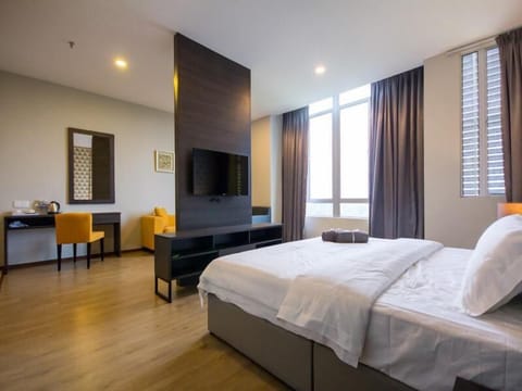 Presidential Suite, Jetted Tub | Desk, laptop workspace, soundproofing, iron/ironing board