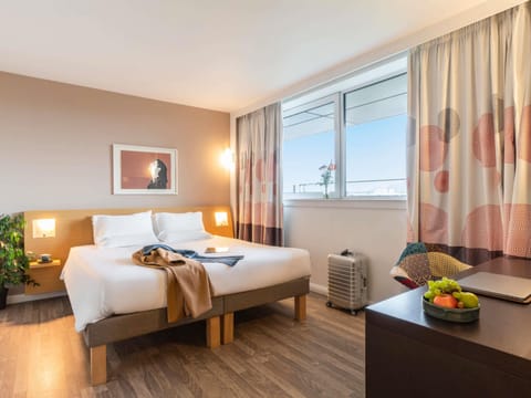 Suite, 1 Queen Bed | Premium bedding, minibar, in-room safe, desk