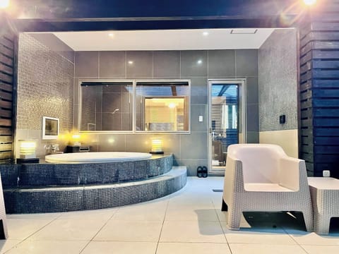 Twin Room, 2 Twin Beds, Non Smoking | Bathroom | Separate tub and shower, free toiletries, hair dryer, slippers