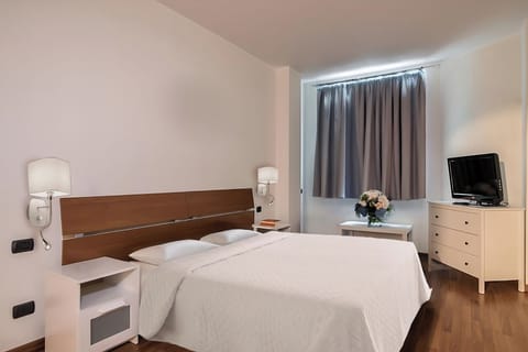 Economy Room | Minibar, in-room safe, desk, soundproofing