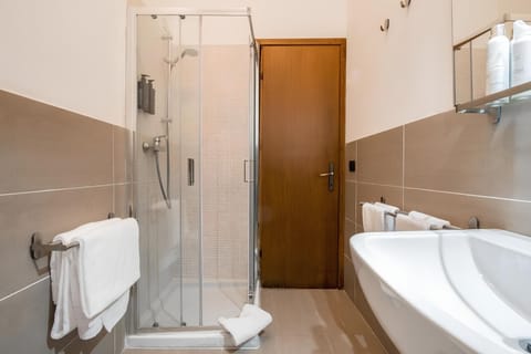 Superior Room | Bathroom | Shower, free toiletries, hair dryer, slippers