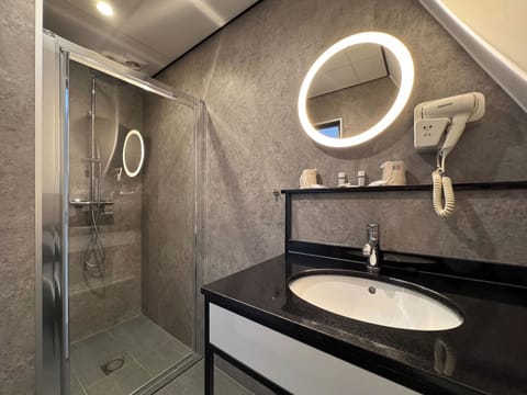 Standard Double Room | Bathroom | Hair dryer, soap, shampoo, toilet paper