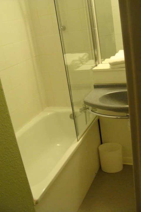 Shower, eco-friendly toiletries, towels