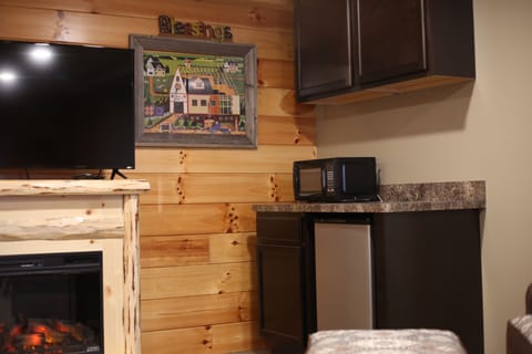 Premium Suite, 1 Bedroom, Fireplace | Private kitchenette | Fridge, microwave, coffee/tea maker, cookware/dishes/utensils