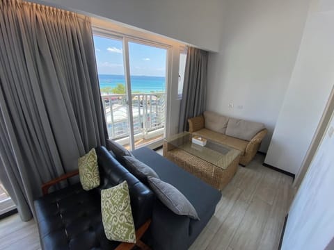Deluxe Quadruple Room | In-room safe, blackout drapes, free WiFi, bed sheets