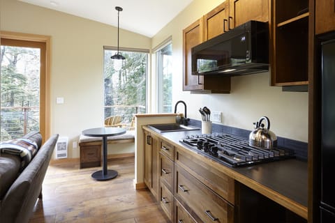 Signature Tree House, 1 Queen Bed with Sofa bed, Partial Ocean View | Private kitchen