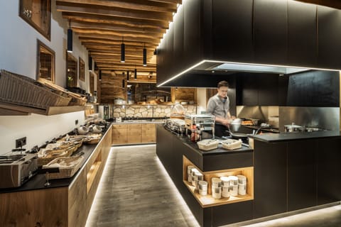 Free daily buffet breakfast