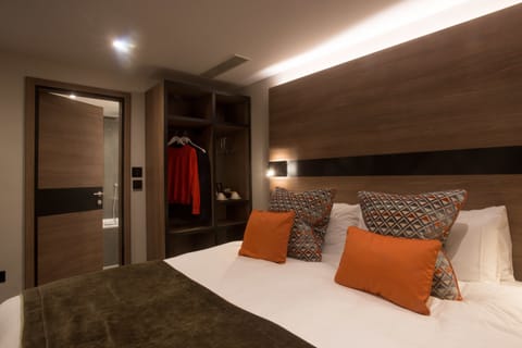 In-room safe, desk, laptop workspace, blackout drapes