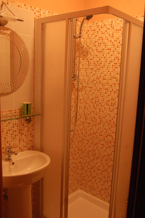 Shower, hydromassage showerhead, free toiletries, hair dryer