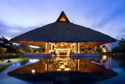 2 bars/lounges, poolside bar