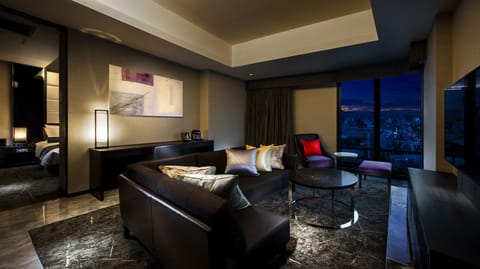 Premium Floor Suite Double, Non Smoking | Down comforters, in-room safe, desk, soundproofing