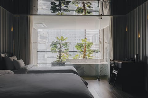 Culture Twin Suite | In-room safe, desk, blackout drapes, soundproofing