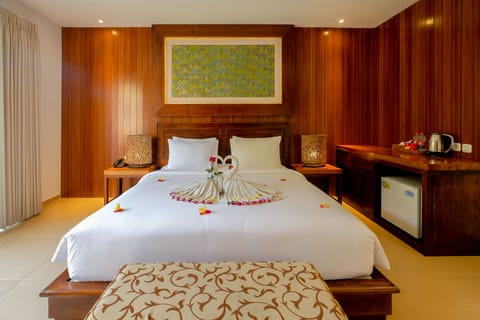 King Room with Pool View | Desk, free WiFi, bed sheets