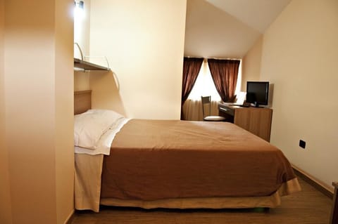 Desk, free cribs/infant beds, rollaway beds, free WiFi