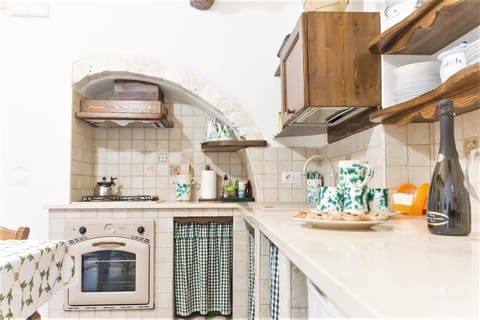 Family Room (Il fico) | Private kitchen | Full-size fridge, stovetop, espresso maker, coffee/tea maker