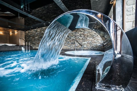 Indoor pool, sun loungers