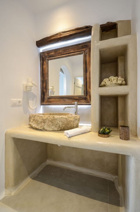 Superior King | Egyptian cotton sheets, premium bedding, in-room safe