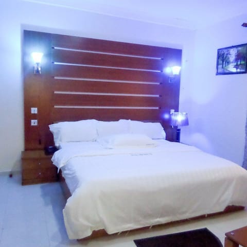 Business Room | In-room safe, individually decorated, individually furnished, desk