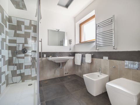 Deluxe Double Room | Bathroom | Shower, free toiletries, hair dryer, bidet