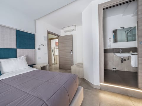 Double Room, Balcony | Premium bedding, minibar, desk, laptop workspace