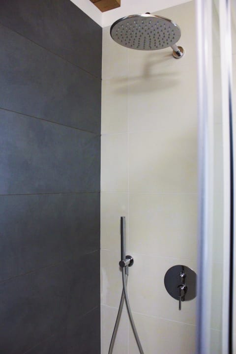 Double Room | Bathroom | Shower, free toiletries, hair dryer, towels