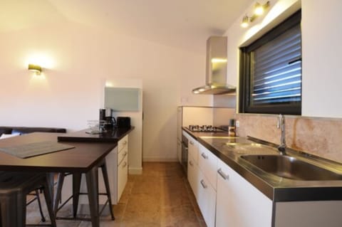 Stovetop, coffee/tea maker, cookware/dishes/utensils