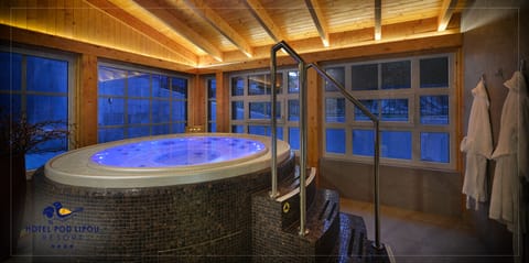 Couples treatment rooms, sauna, hot tub, steam room, Thai massages